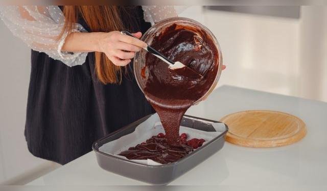 Con ingredientes como harina de almendras y edulcorantes naturales, puedes preparar un brownie esponjoso y bajo en calorías. Fuente: Shutterstock.   
