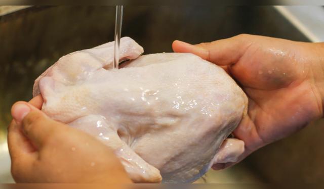 El agua no elimina las bacterias de la carne cruda; solo la cocción completa puede hacerlo.