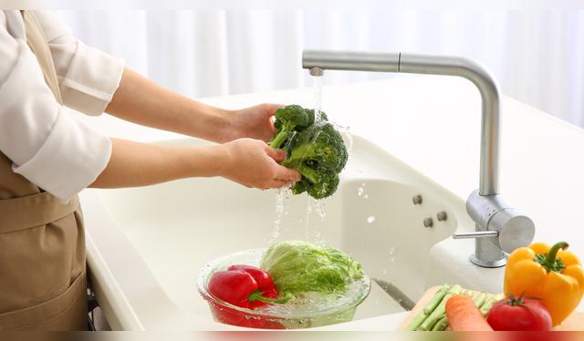 A diferencia de la carne, las frutas y verduras sí deben lavarse para eliminar restos de tierra o pesticidas.