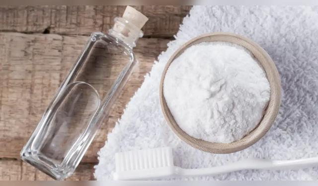 Vinagre y bicarbonato de sodio.   