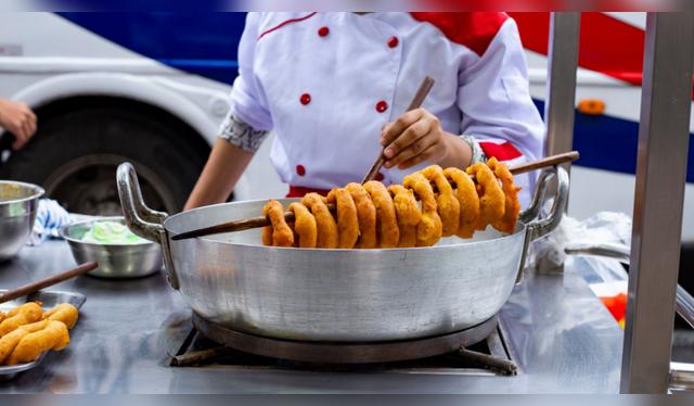 Este evento destaca la variedad de postres peruanos, con más de 20 variedades de picarones preparados en vivo. Fuente: Shutterstock.   
