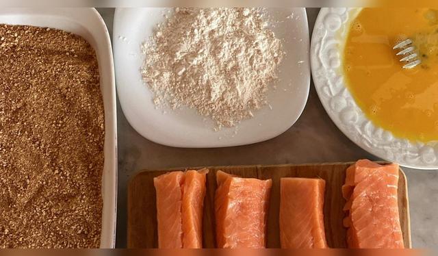 Recuerda secar muy bien antes de pasarlo por huevo y frutos secos.   