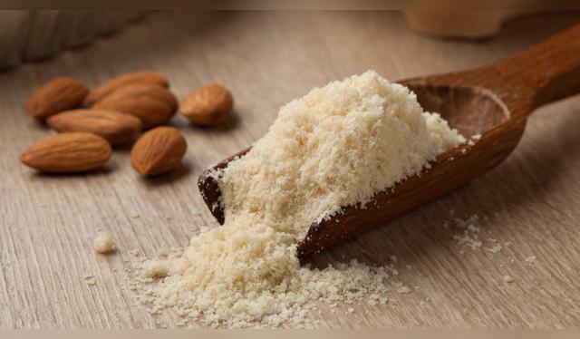 Puedes usar almendras para empanizar.   