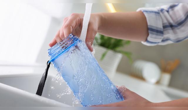 Lavar con agua caliente, jabón y cepillo alarga la vida útil de las botellas reutilizables y previene la acumulación de bacterias en su interior.   