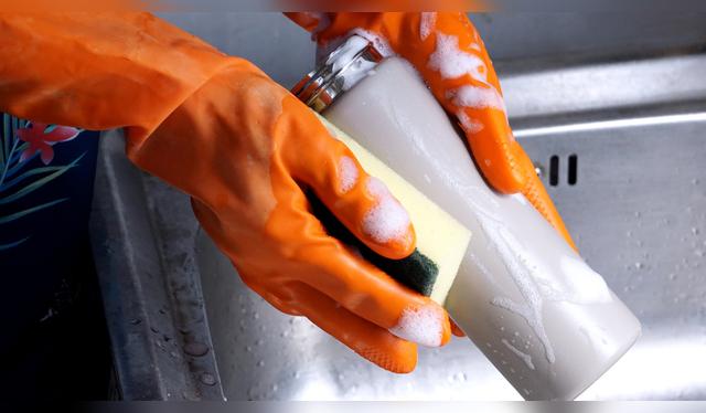 El lavavajillas ayuda a desinfectar termos y botellas si se usa con agua caliente y detergente adecuado.   