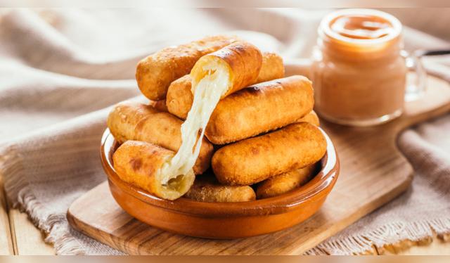 En lugar de un pan con chollo, disfruta de este tequeño con pollo y cebollín. Fuente: Shutterstock.   
