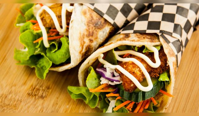 Ideal para wraps frescos: aporta cremosidad sin opacar los sabores.   