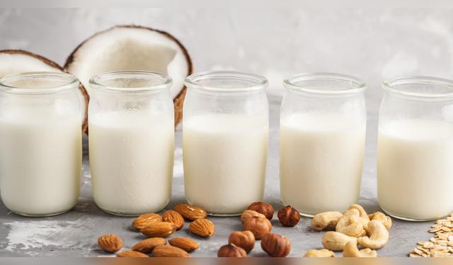  Solo necesitas leche vegetal, aceite y limón para una mayonesa vegana lista en minutos.    