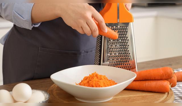 Comienza rallando zanahorias para luego mezclarlo con los demás ingredientes.   