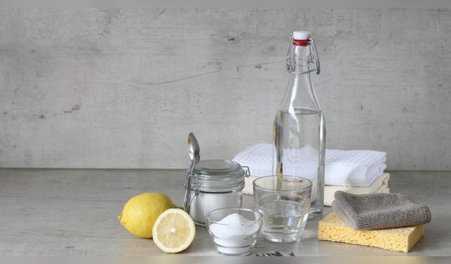 La mezcla de vinagre, bicarbonato y limón elimina eficazmente el óxido sin dañar el metal. La mezcla de vinagre, bicarbonato y limón elimina eficazmente el óxido sin dañar el metal.