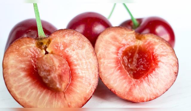La pulpa de cereza aporta color, antioxidantes naturales y una textura más jugosa a la carne.