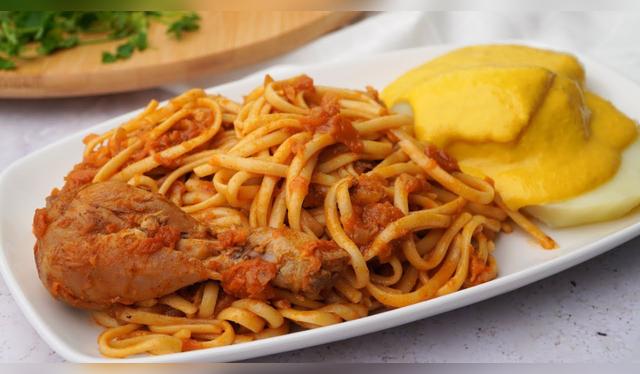 Tallarines rojos peruanos. Tallarines rojos peruanos.