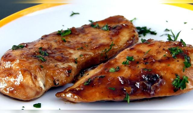 <strong>Tiras de pollo a la sartén con soja y miel</strong> <strong>Tiras de pollo a la sartén con soja y miel</strong>