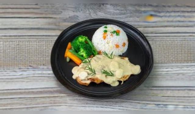 <strong>Pollo en salsa de champiñones</strong> <strong>Pollo en salsa de champiñones</strong>