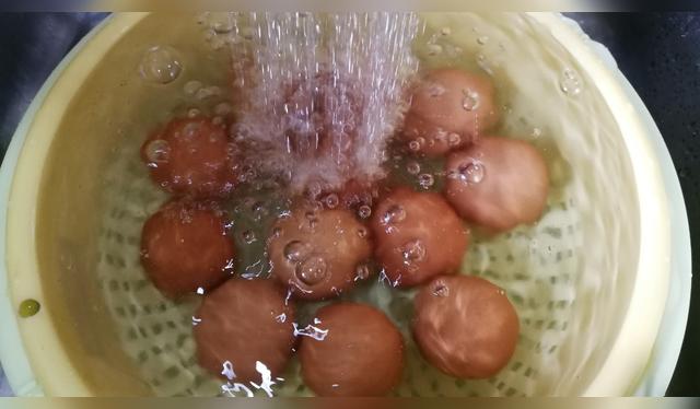 Lavar los huevos debilita la capa externa protectora. Lavar los huevos debilita la capa externa protectora.