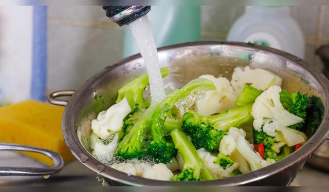 Enjuaga muy bien con agua fría. Enjuaga muy bien con agua fría.