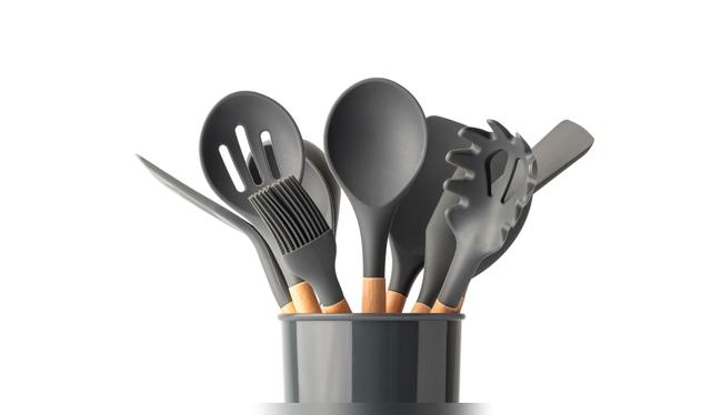 Usa utensilios de plástico para no rayarla.   