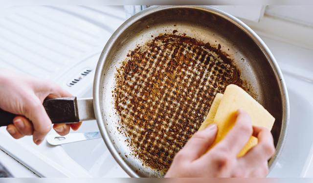 Lava con una esponja suave.   