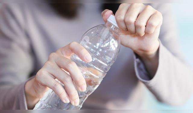 Partículas de plástico en agua embotellada. Partículas de plástico en agua embotellada.
