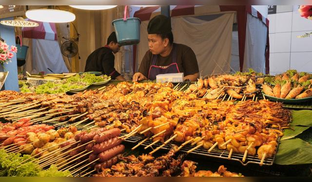 La cocina tailandesa conquista desde sus puestos callejeros: currys, fideos y sopas que mezclan sencillez y perfección en cada plato. La cocina tailandesa conquista desde sus puestos callejeros: currys, fideos y sopas que mezclan sencillez y perfección en cada plato.