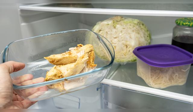 Guarda el pollo cocido en un recipiente con tapa. Guarda el pollo cocido en un recipiente con tapa.