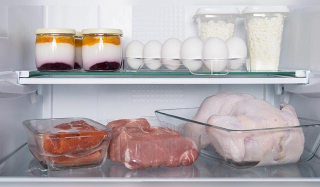 Almacena el pollo crudo en el congelador si quieres alargar su vida útil. Almacena el pollo crudo en el congelador si quieres alargar su vida útil.