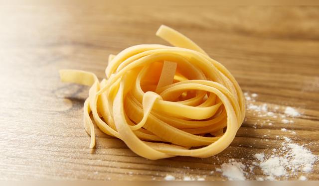 La receta original se prepara con fettuccine frescos, hechos con harina y huevo.   