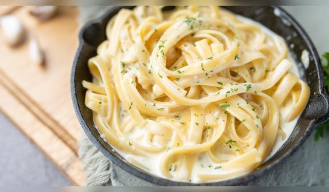 La auténtica pasta Alfredo se prepara solo con fettuccine, mantequilla y queso parmesano.