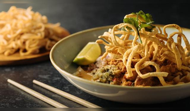 Aromas de curry, fideos crujientes y un toque de picante: el khao soi resume la esencia de Chiang Mai.