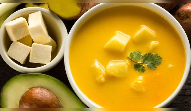 El locro de papa, uno de los platos más tradicionales de Quito, combina ingredientes andinos como la papa, el queso y el aguacate en una sopa reconfortante.