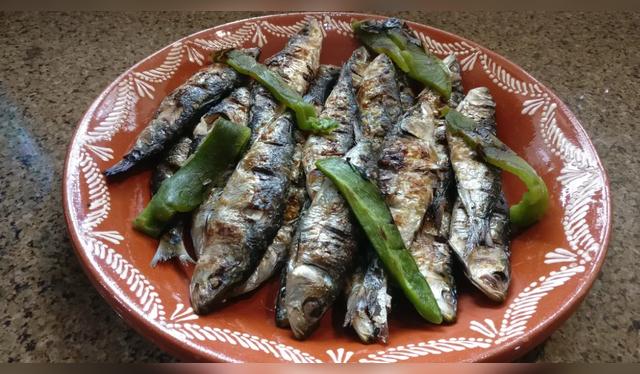 Disfrutar de sardinas asadas en Lisboa es una experiencia que todo viajero debe vivir. 