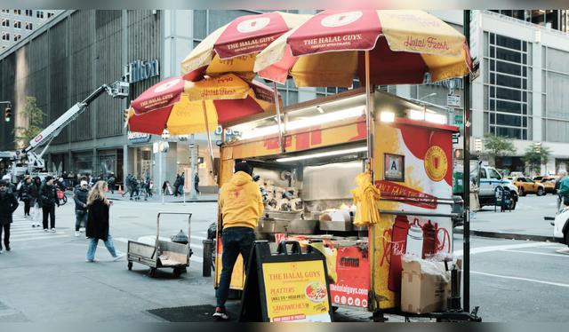 El clásico hot dog neoyorquino, emblema del street food, resume la diversidad y el ritmo acelerado de la Gran Manzana.
