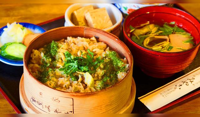 Un tazón de ramen en Tokio: el símbolo del confort japonés y una parada obligatoria para todo viajero gastronómico.