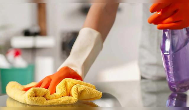 Vierte la mezcla en un atomizador y limpia las mesas. Vierte la mezcla en un atomizador y limpia las mesas.