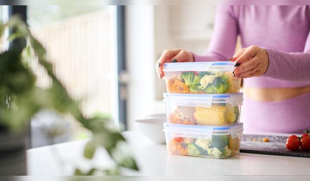 Se puede usar el táper de vidrio o plástico.   