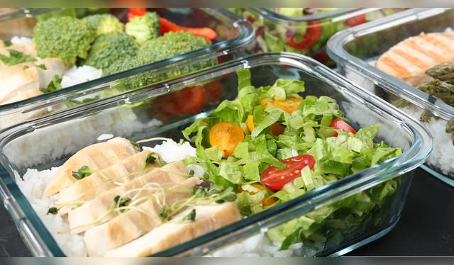 El táper de vidrio es más fácil de limpiar y no atrapa olores.   