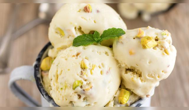 Decora con frutos secos como el pistacho.   