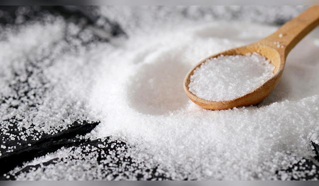 La sal gruesa es un desinfectante natural ideal para la limpieza del hogar.