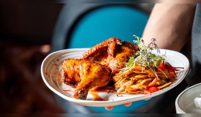 El pollo fortalece los músculos.   