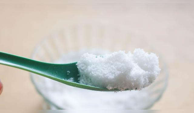 La sal extrae agua y baja el picor. Ideal cuando la cebolla va a guisos o marinados. La sal extrae agua y baja el picor. Ideal cuando la cebolla va a guisos o marinados.