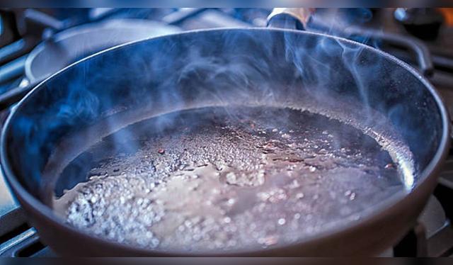 Deja reposar el vinagre en la sartén unos minutos y luego, retira y caliéntala en el fuego.   