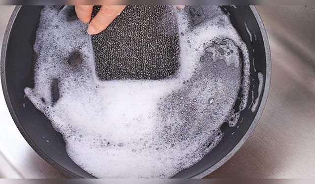 Utiliza una esponja para ayudarte a remover el óxido.   