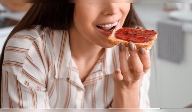 Comer alimentos del suelo puede causar infecciones estomacales.   