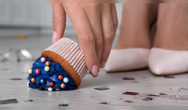 El alimento que cayó al piso está repleto de bacterias.   