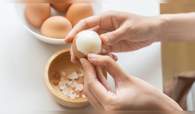 Si persiste la dificultad para pelarlos, agitar los huevos en un recipiente con agua puede ser una solución eficaz. Fuente: Shutterstock.   