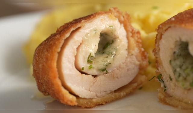 Para disfrutarlo plenamente, se recomienda acompañar el pollo Kiev con patatas fritas y una ensalada verde. Fuente: Shutterstock.   