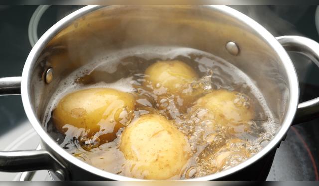 Agrega el agua de cocción poco a poco para un puré más ligero y con sabor intenso. Agrega el agua de cocción poco a poco para un puré más ligero y con sabor intenso.