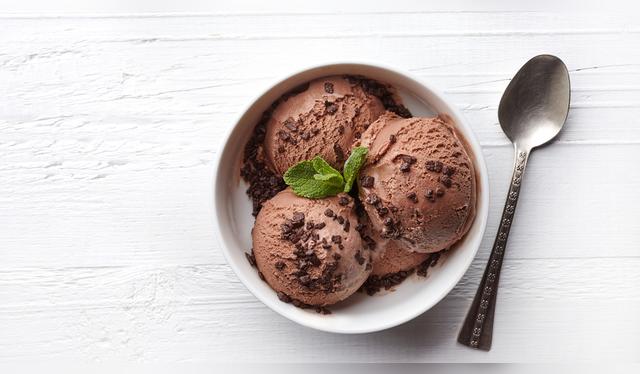 Bate los ingredientes hasta obtener una consistencia cremosa.   