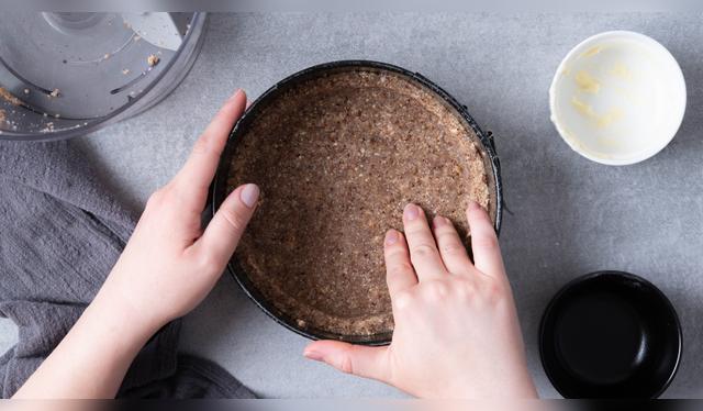 No olvides compactar muy bien la base de galletas en el molde.   