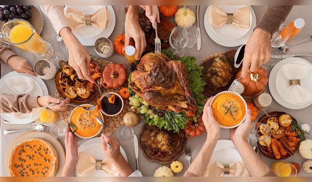 La cena es para 4 personas. La cena es para 4 personas.